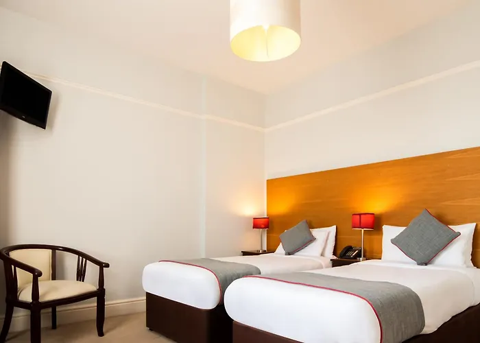 Hotel Dancenter Near Clifton Down Station 3*