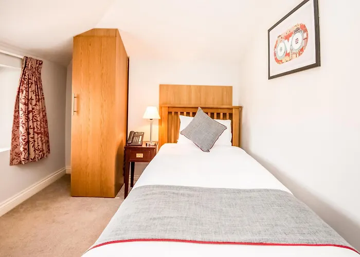 Hotel Dancenter Near Clifton Down Station 3*