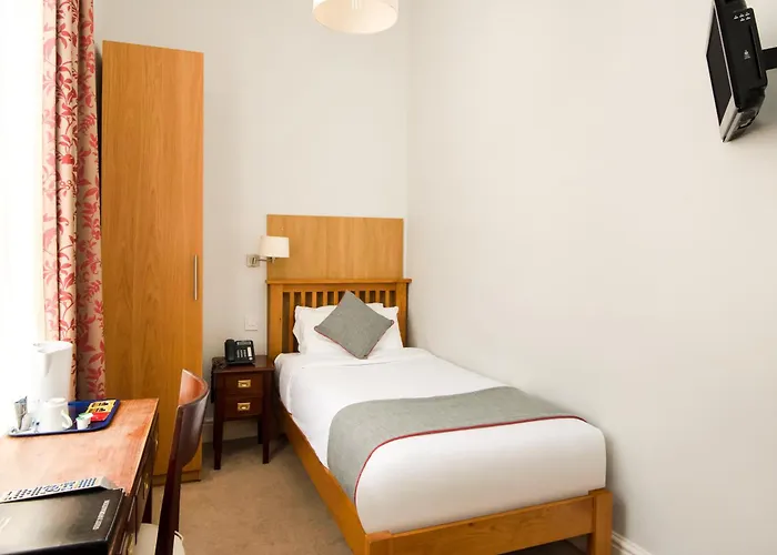 Hotel Dancenter Near Clifton Down Station 3*