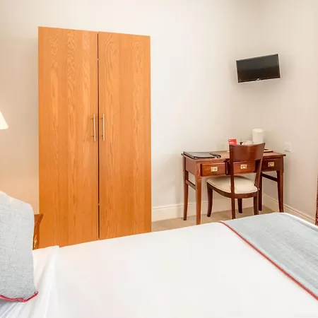 Dancenter Near Clifton Down Station 3* 布里斯托