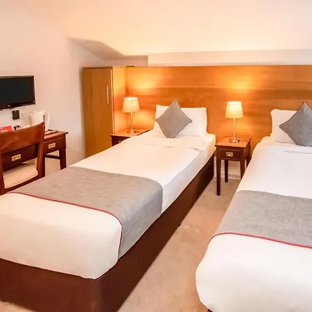 Dancenter Near Clifton Down Station 호텔