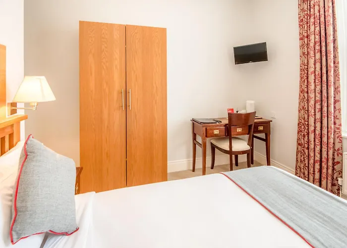 Dancenter Near Clifton Down Station 3* 布里斯托