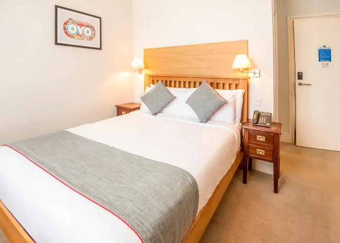 Dancenter Near Clifton Down Station 3* 布里斯托