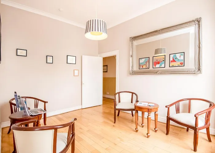 Dancenter Near Clifton Down Station 3* 布里斯托